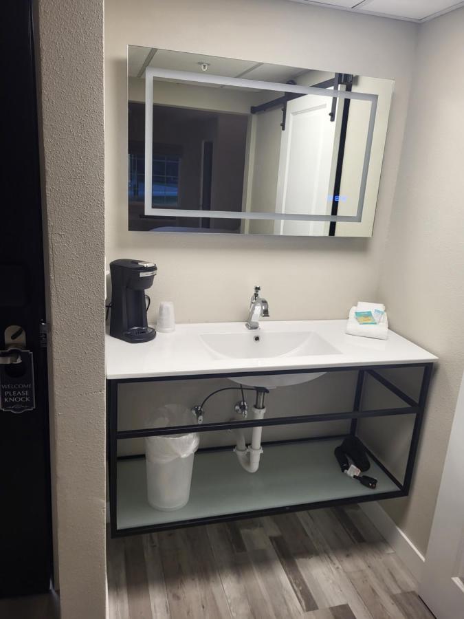 Red Fox Inn And Suites Waverly Екстер'єр фото